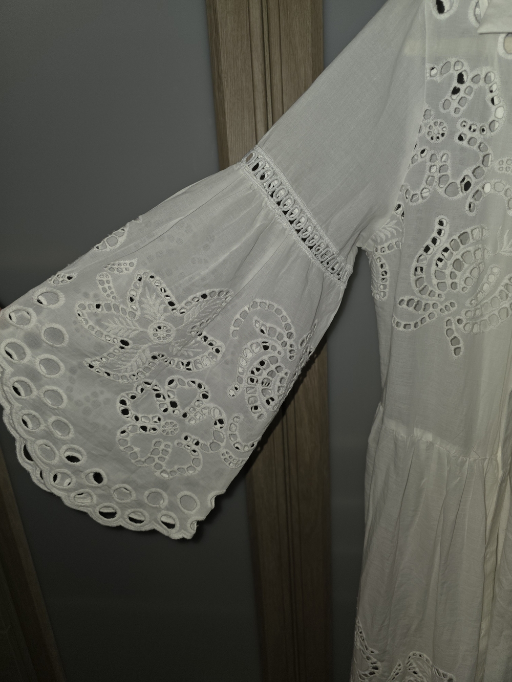 Elegant white Solitaire dress, button-front, featuring perforated trim Size M - Picture 5 of 7